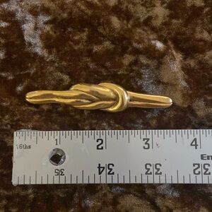 Knotted gold tone pin